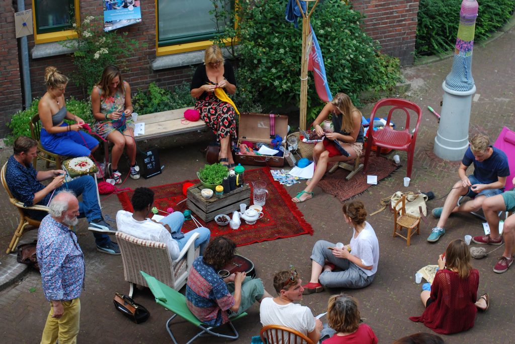 Foto- Melanie van Zweeden bij het BreiBankje