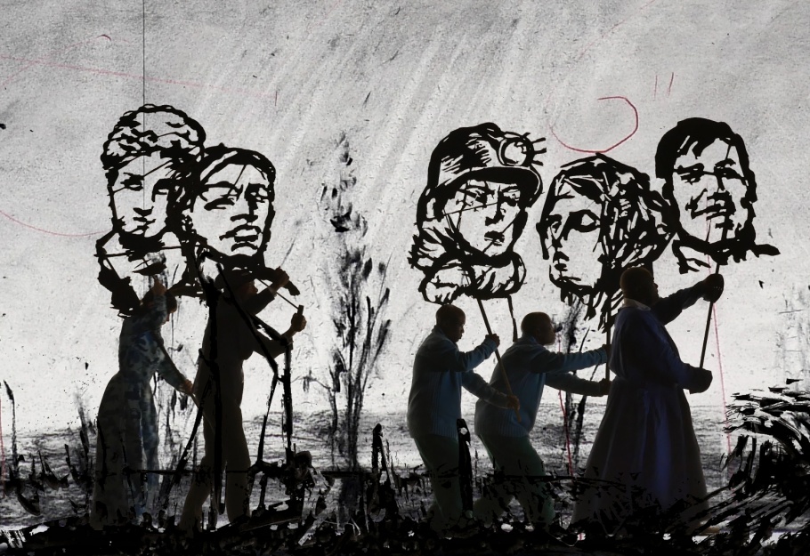 william_kentridge_-_more_sweetly_play_the_dance_2015_videostill_video_projectie_op_8_schermen_kleur_geluid_1_1_0