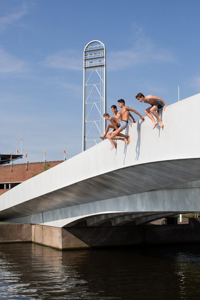 Nederland, Amsterdam, 26 augustus 2016 Stadsbeeld Na-Druk-Geluk-Brug foto: Elmer van der Marel